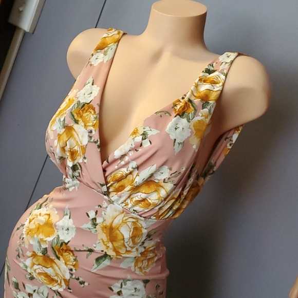 Drop Dead Gorgeous Little Dress. - Picture 6 of 12